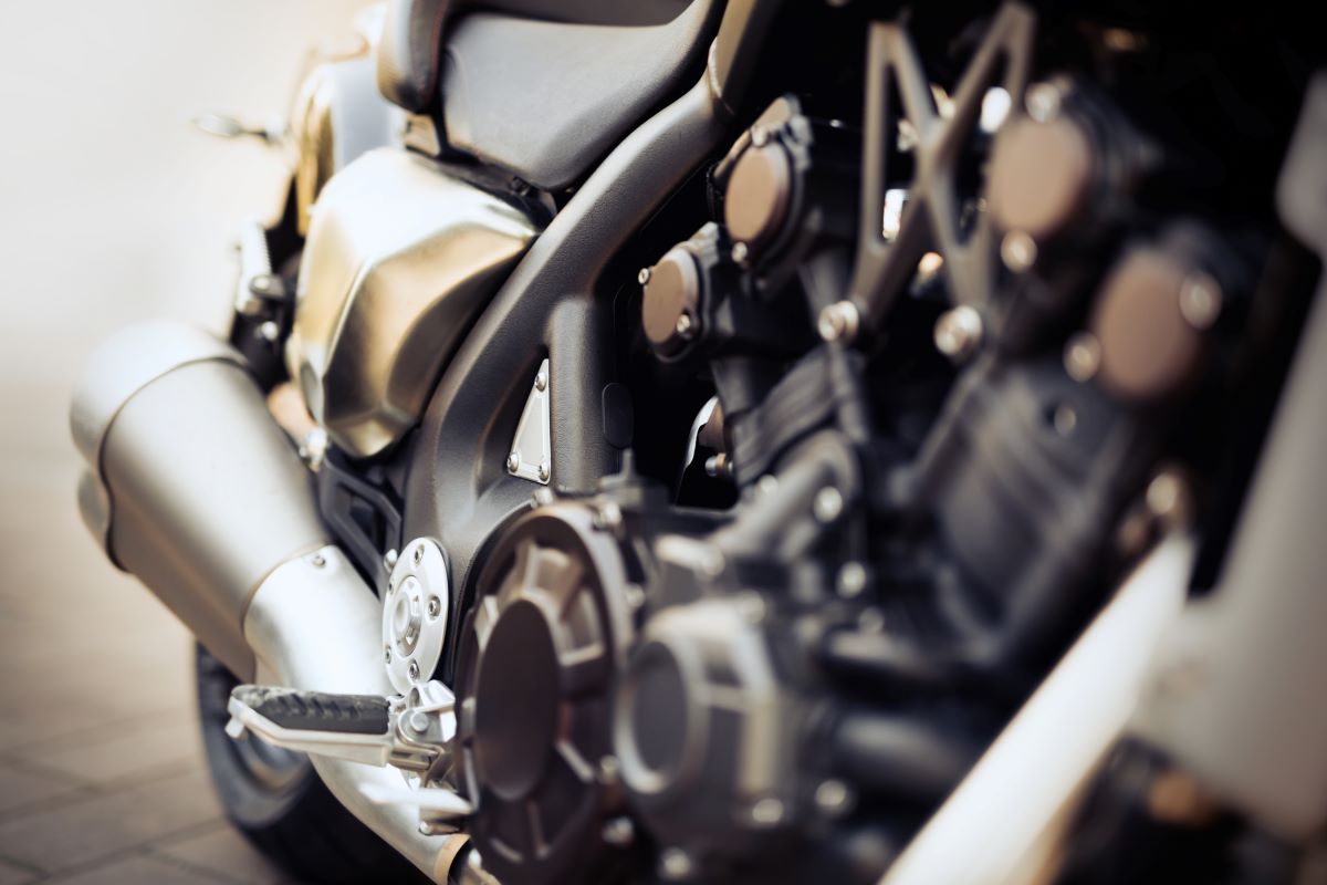 5 motivos por los que deberías llevar poca electrónica en tu moto