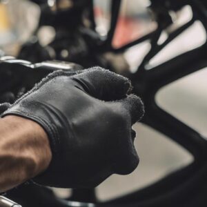 ¿Cómo limpiar y engrasar la cadena de una moto correctamente?