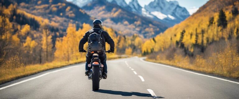 ¿Qué accesorios son imprescindibles para viajar en moto?