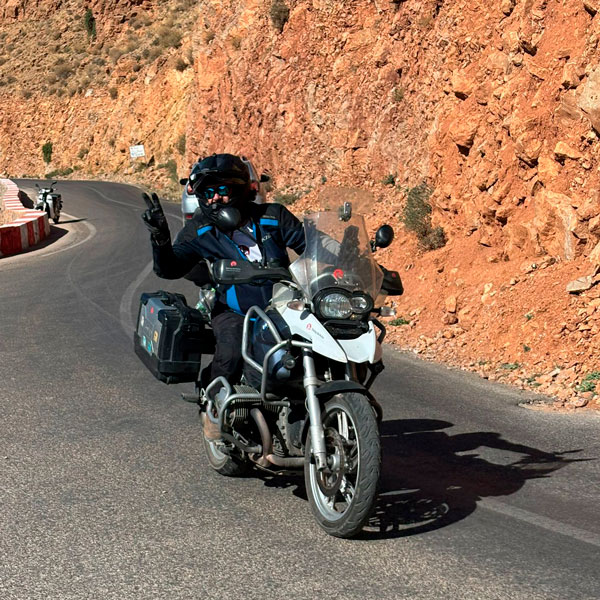 qué llevar en un viaje largo en moto
