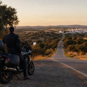 Motorista al final de una jornada por la carretera N2 de Portugal