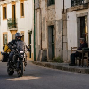 Motorista atravesando sin prisas un pueblo del interior de Portugal
