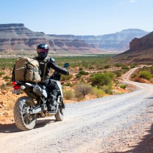 Moto cargada para viajar por una carretera de Marruecos