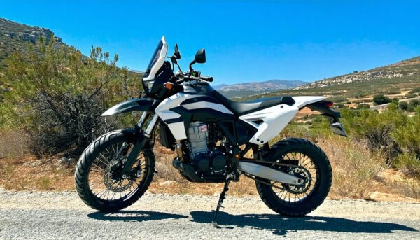 Moto viajera recorriendo una carretera del Atlas marroquí