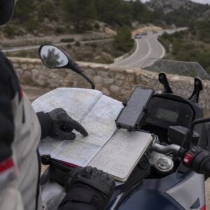 Motorista comparando el track, el mapa y la planificación de una Ruta en moto