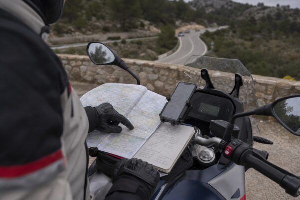 Motorista comparando el track, el mapa y la planificación de una Ruta en moto