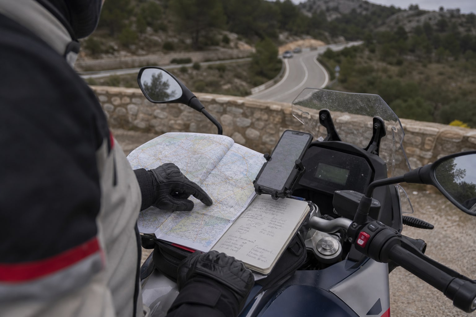 Motorista comparando el track, el mapa y la planificación de una Ruta en moto