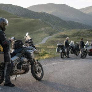 Motorista eligiendo entre un viaje guiado y un Viaje autoguiado en moto